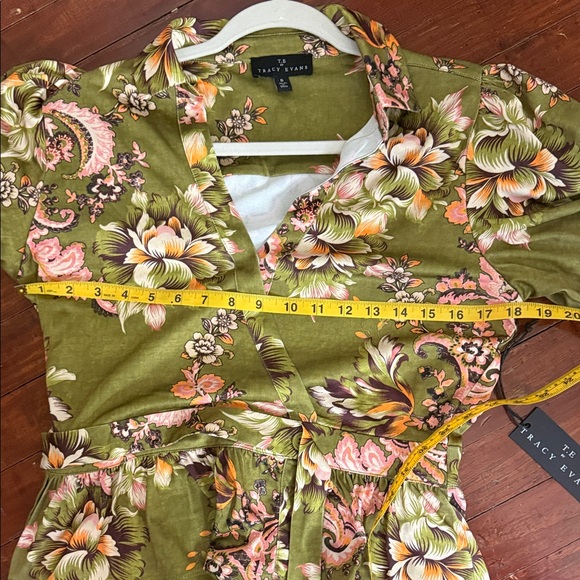 T.E. By Tracy Evans Olive and Pink Floral Wrap Blouse NWT - Picture 6 of 9